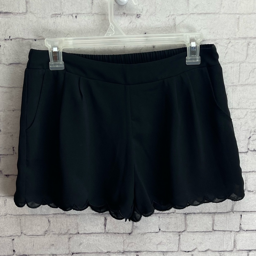 Mine size Medium black Scalloped shorts